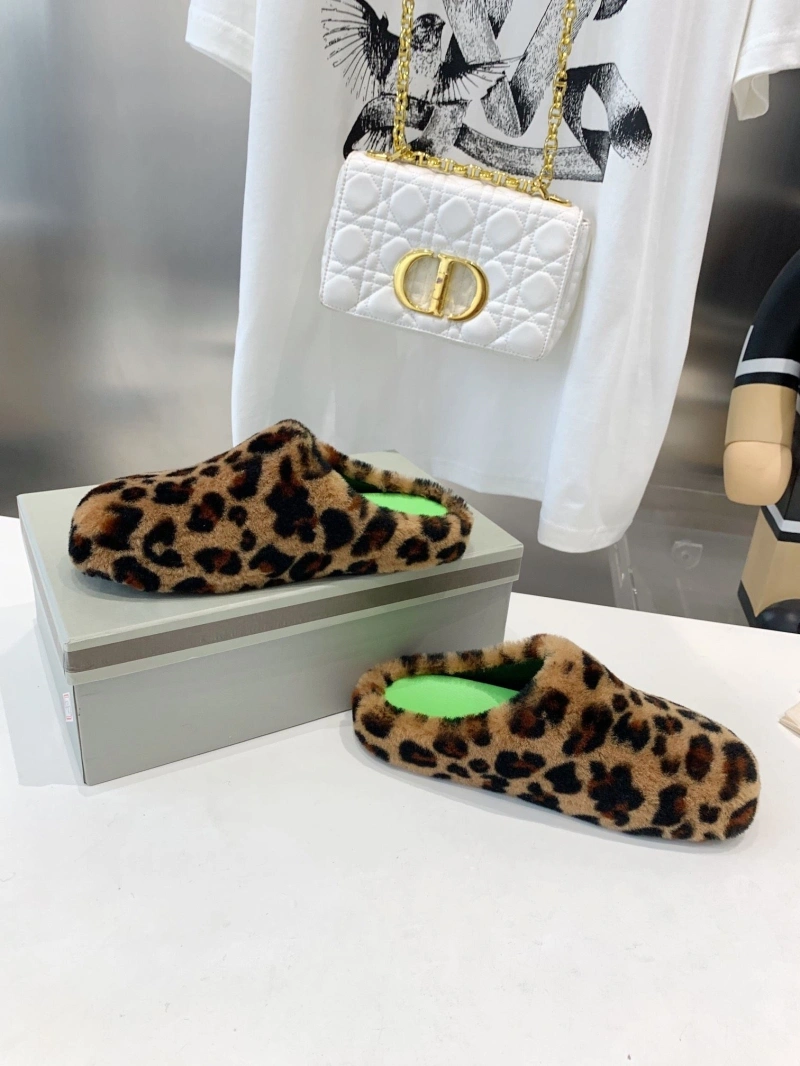WellDesigned Othxr Slippers 215761