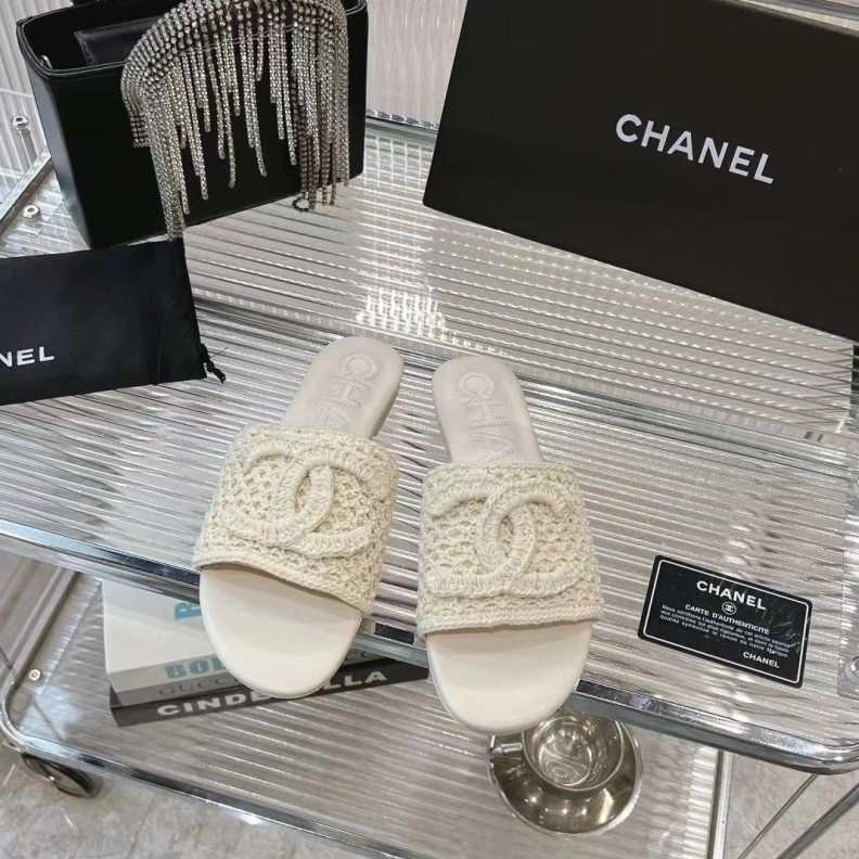 Bright Chxnxl Slippers 118231