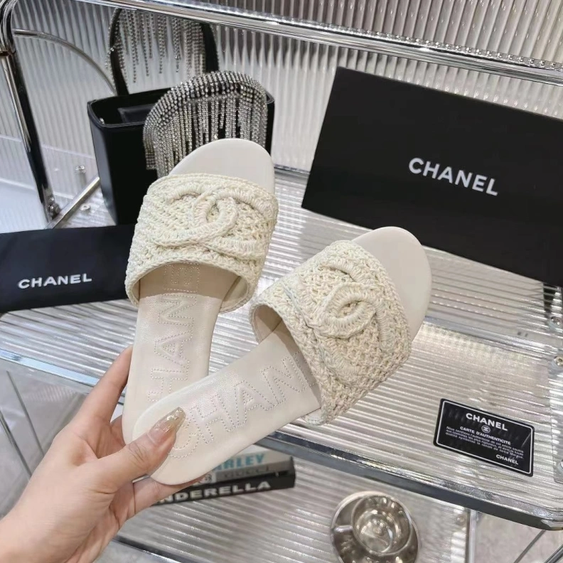 Bright Chxnxl Slippers 118231