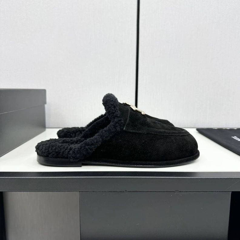 Stylish Chxnxl Slippers 118227
