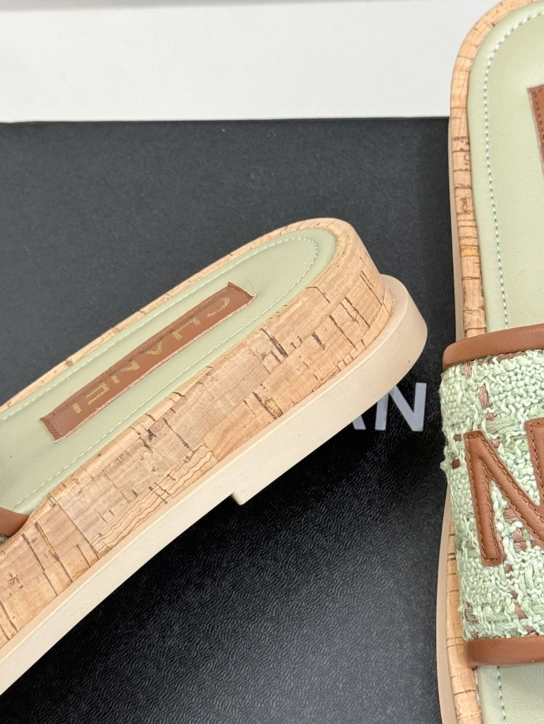 Flexible Chxnxl Slippers 118210