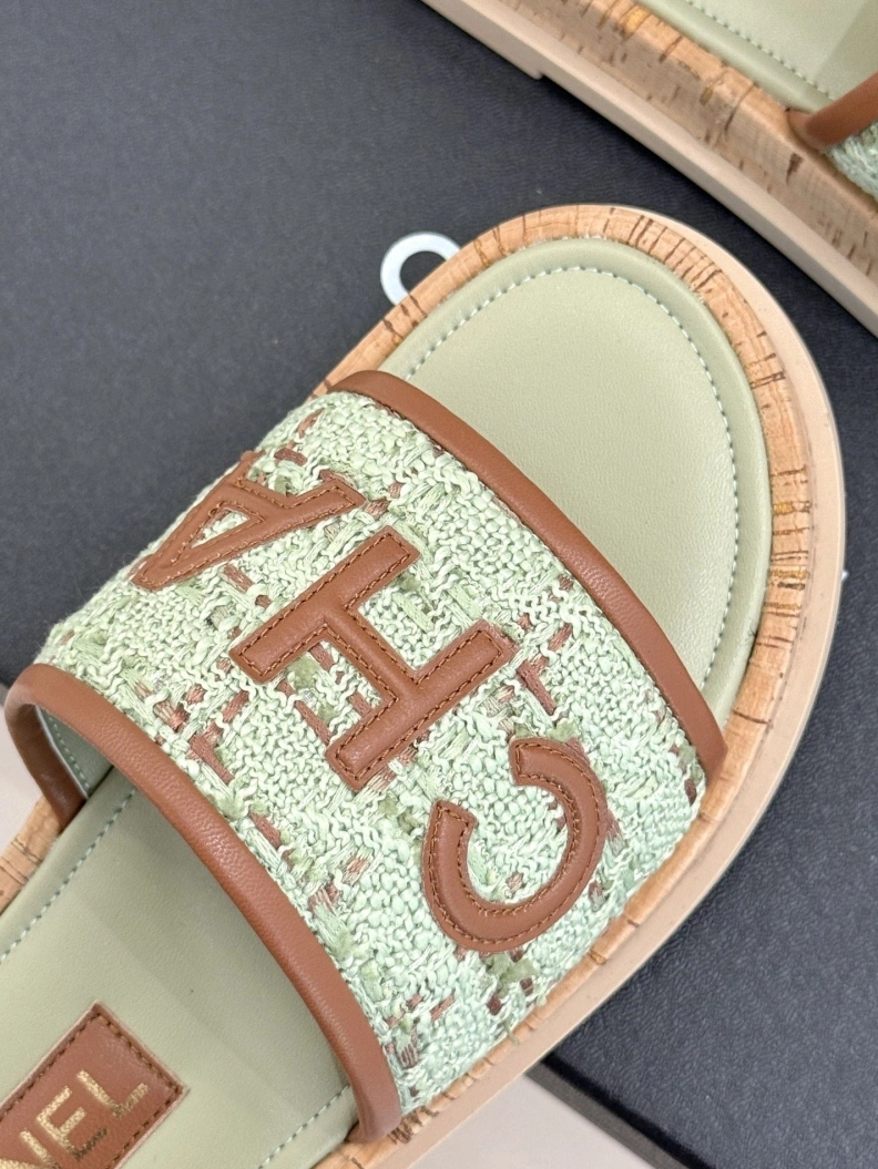 Flexible Chxnxl Slippers 118210