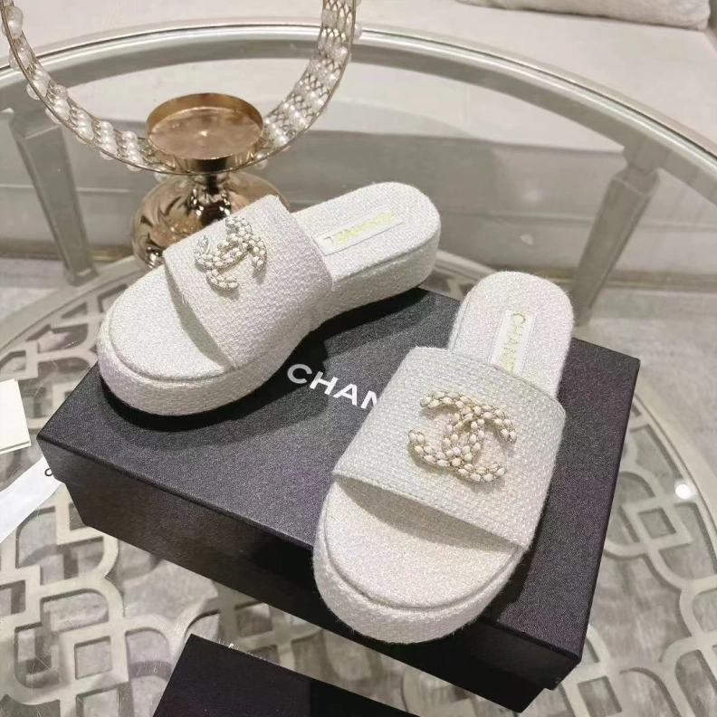 Lightweight Chxnxl Slippers 118196