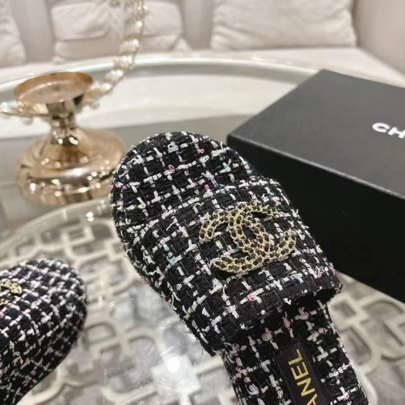 Resilient Chxnxl Slippers 118194