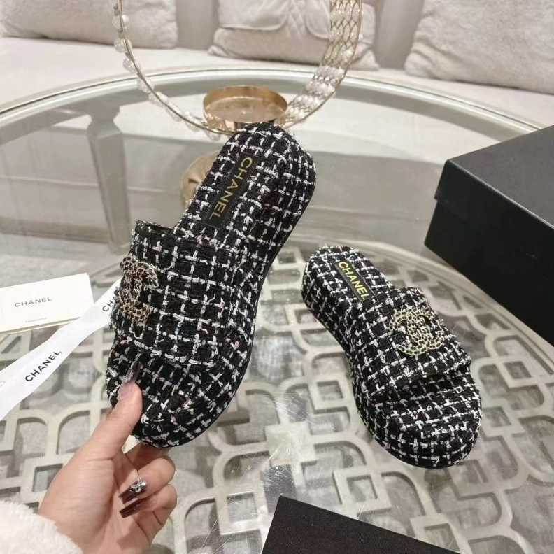 Resilient Chxnxl Slippers 118194
