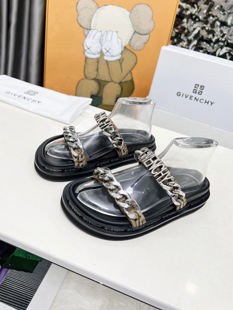SportInspired Gxvxnchy Sandals 152017