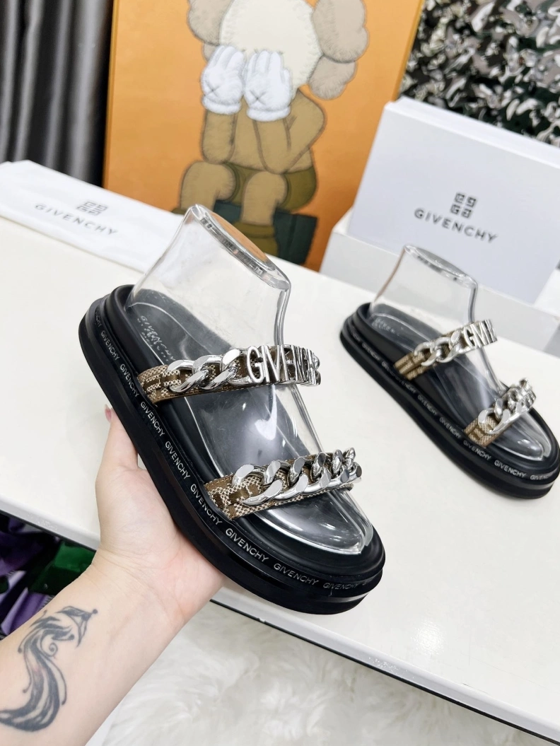 SportInspired Gxvxnchy Sandals 152017