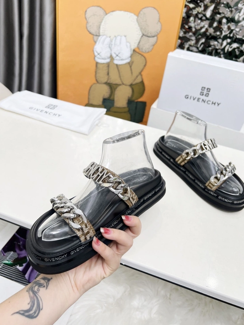 SportInspired Gxvxnchy Sandals 152017