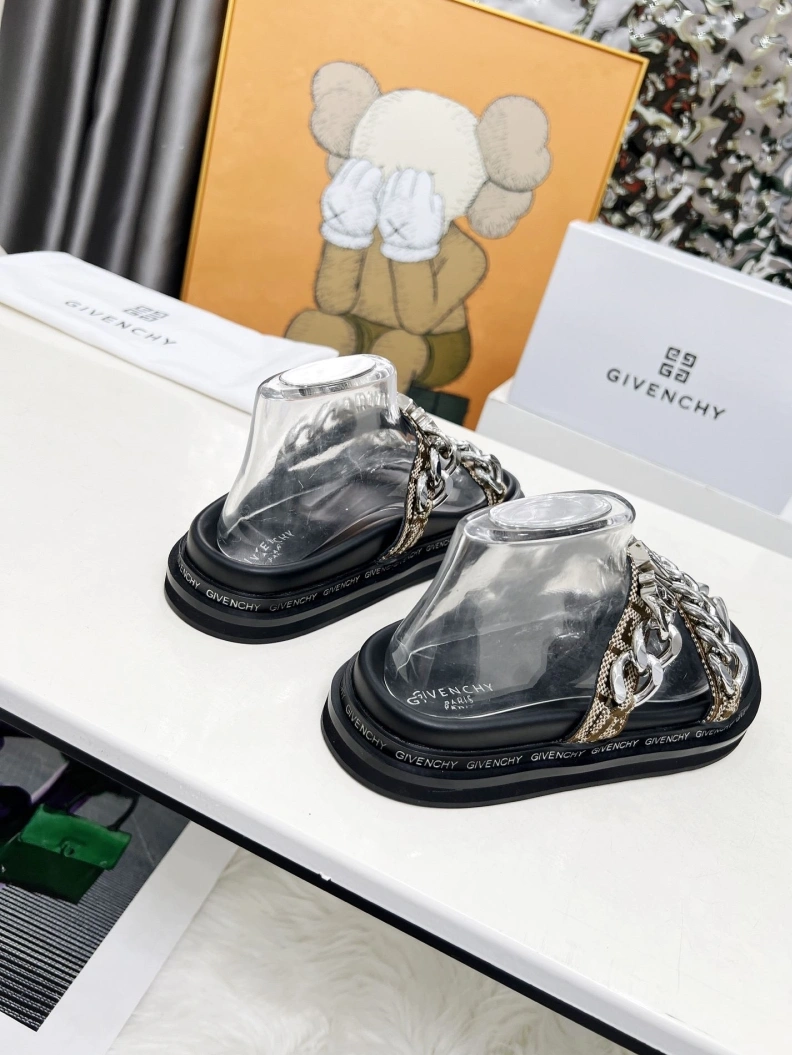 SportInspired Gxvxnchy Sandals 152017