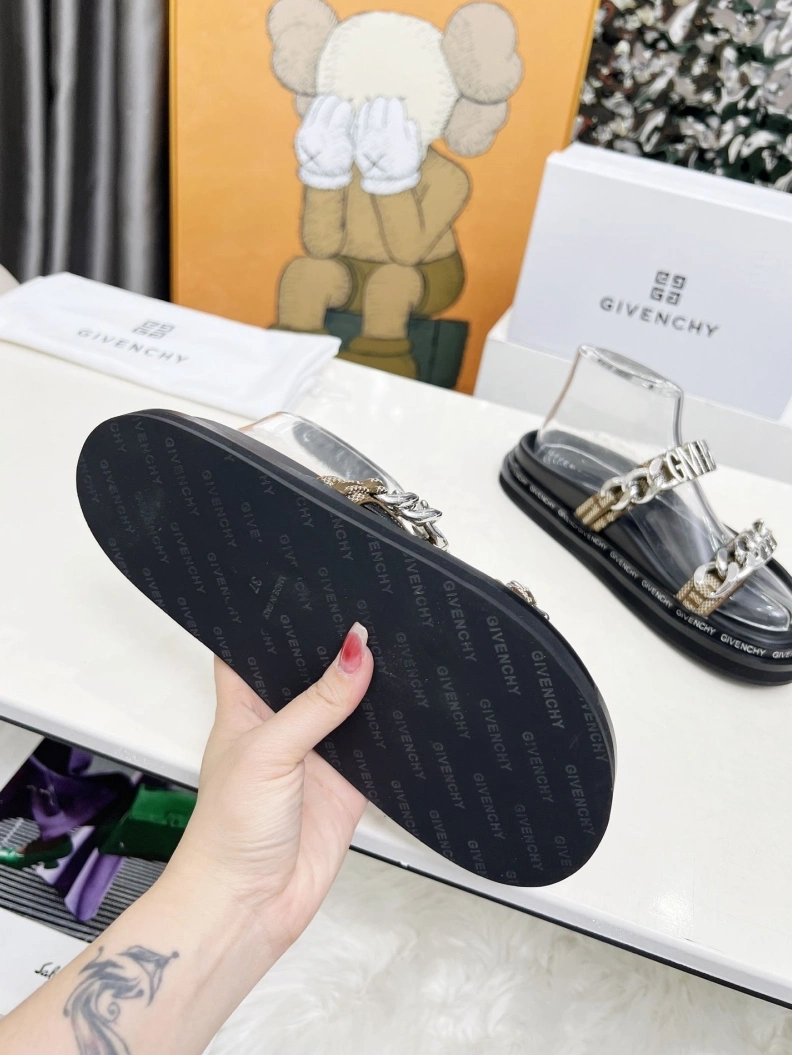 SportInspired Gxvxnchy Sandals 152017