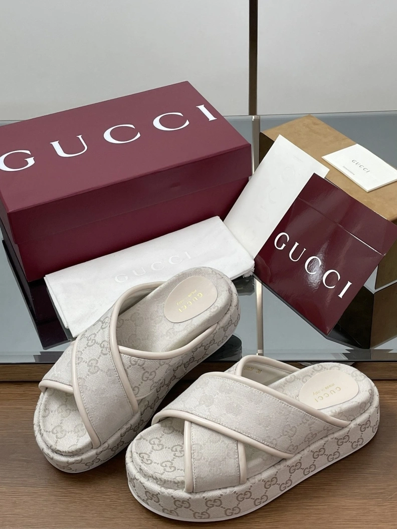 Versatile Gxccx Slippers 155564