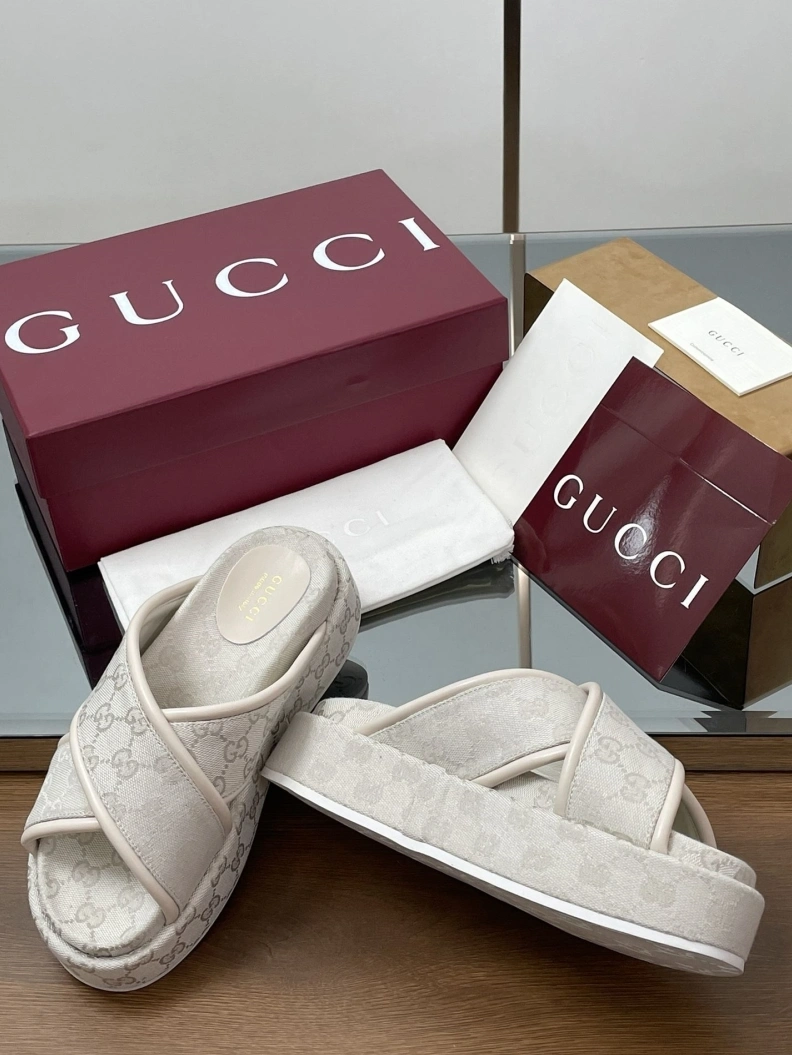 Versatile Gxccx Slippers 155564