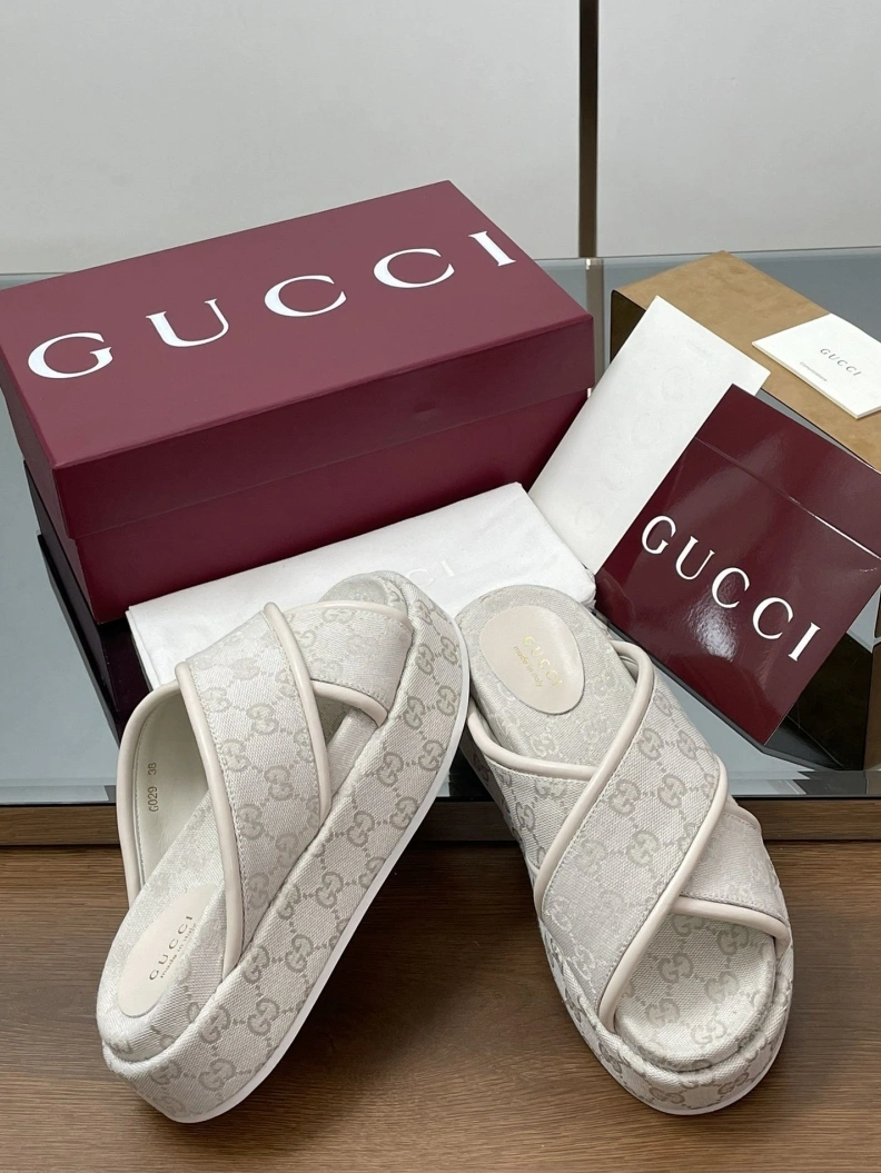 Versatile Gxccx Slippers 155564