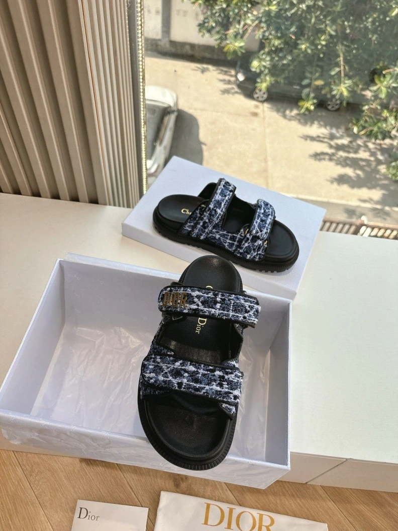 Classic Chxnxl Sandals 118250