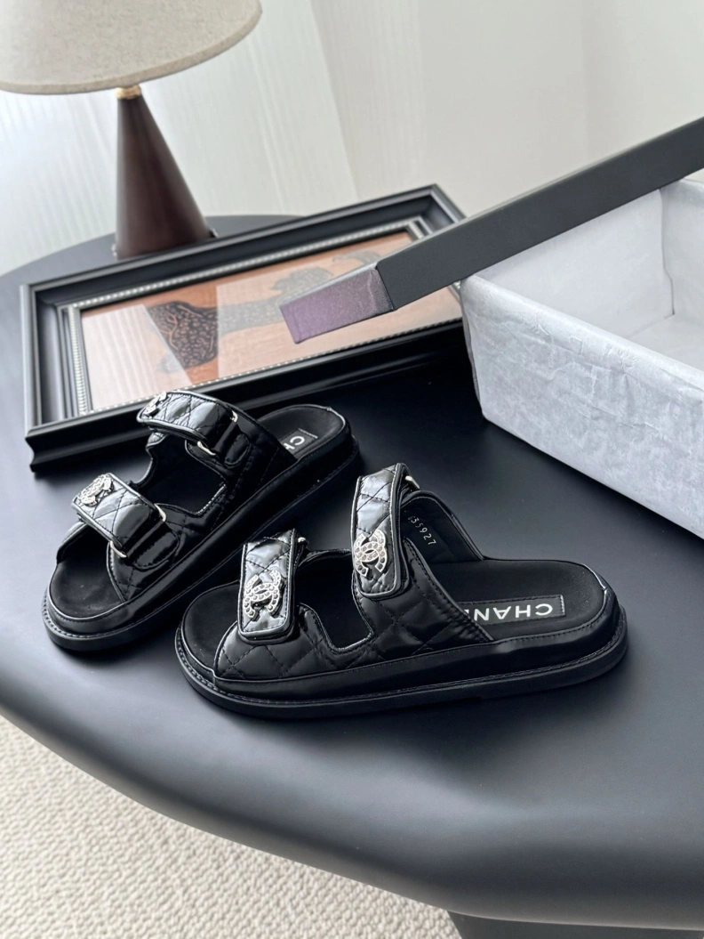 WellDesigned Chxnxl Sandals 118237