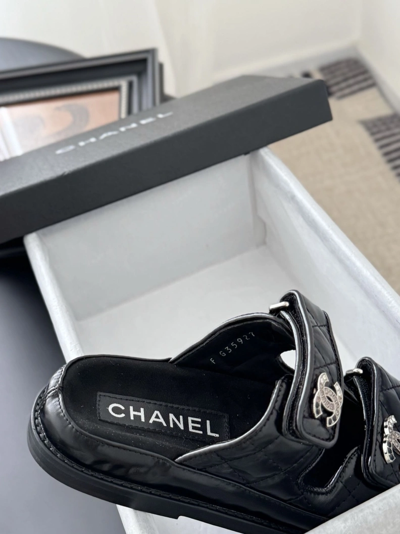 WellDesigned Chxnxl Sandals 118237