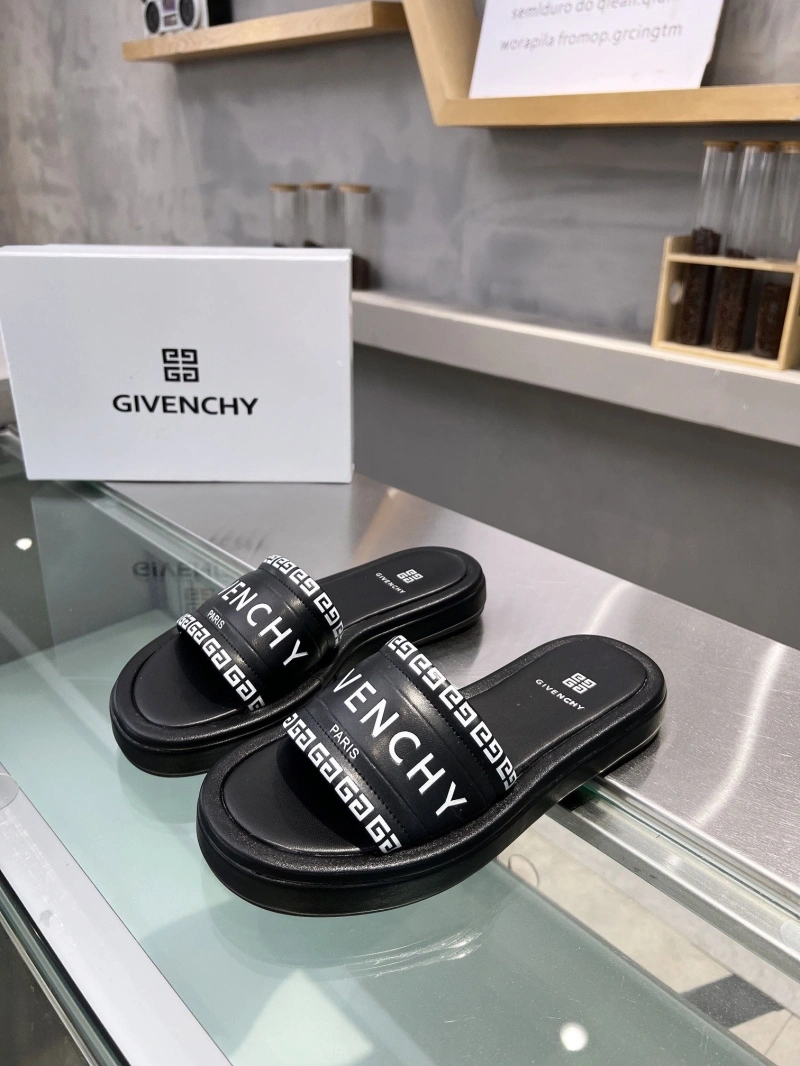 Versatile Gxvxnchy Slippers 154754