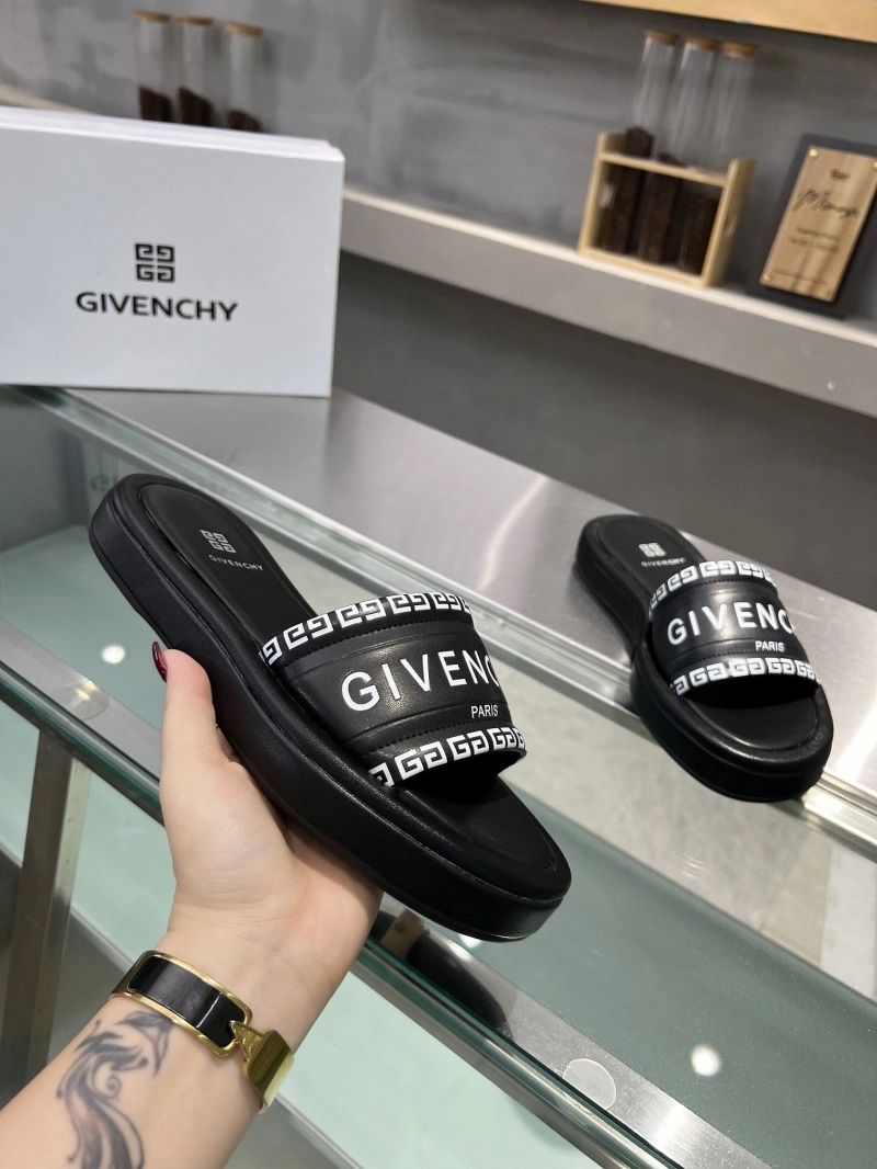 Versatile Gxvxnchy Slippers 154754