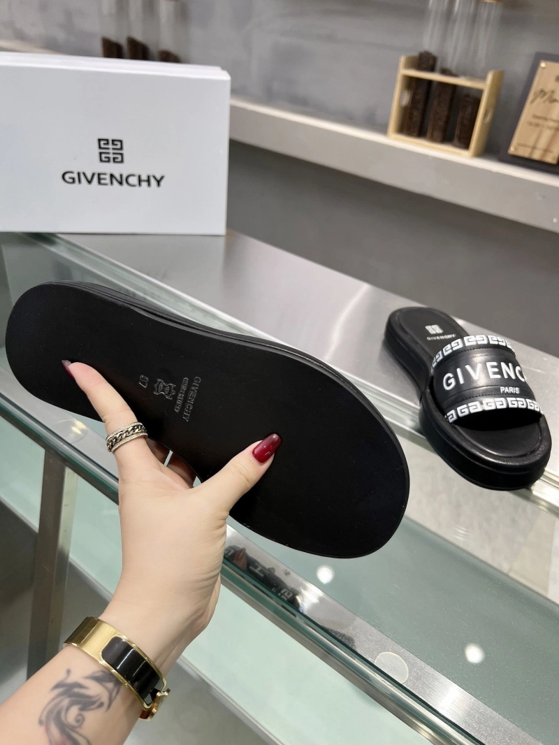 Versatile Gxvxnchy Slippers 154754