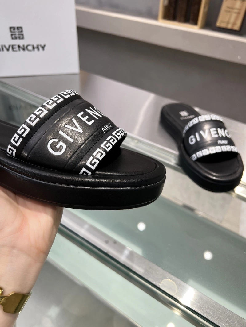 Versatile Gxvxnchy Slippers 154754