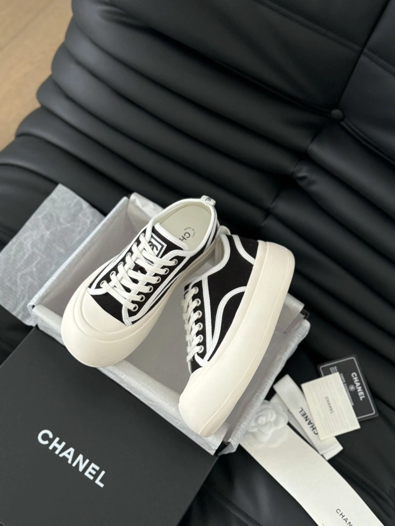 Bright Chxnxl Sneakers 126010