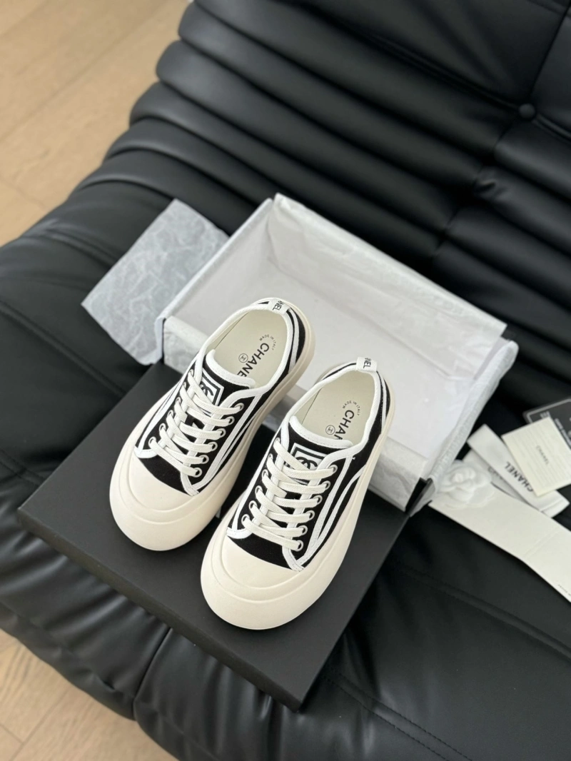 Bright Chxnxl Sneakers 126010
