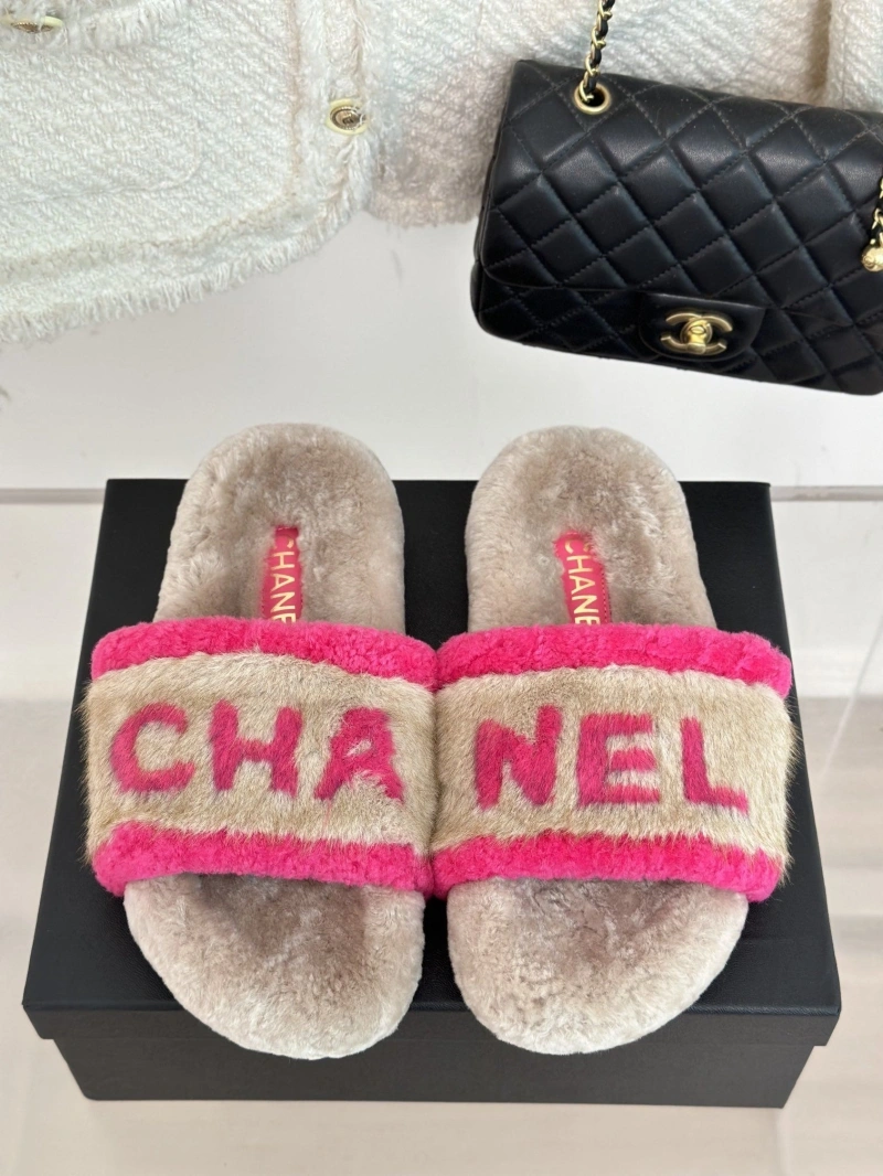 EyeCatching Chxnxl Slippers 126209