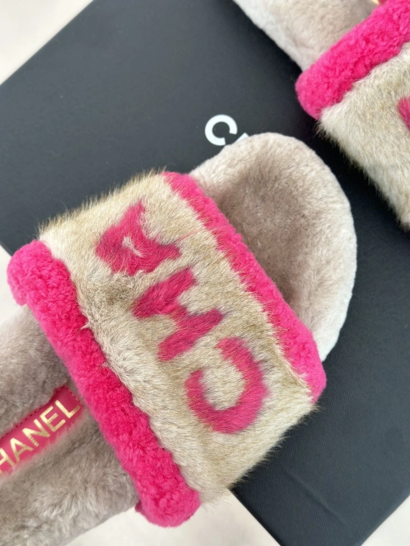 EyeCatching Chxnxl Slippers 126209