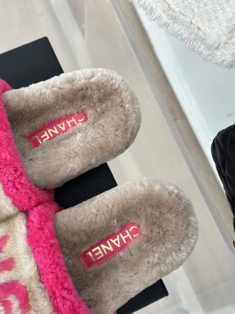 EyeCatching Chxnxl Slippers 126209