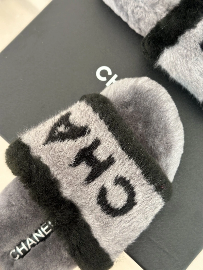 Minimalist Chxnxl Slippers 126194