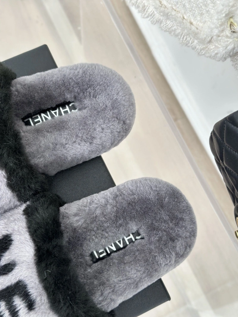 Minimalist Chxnxl Slippers 126194