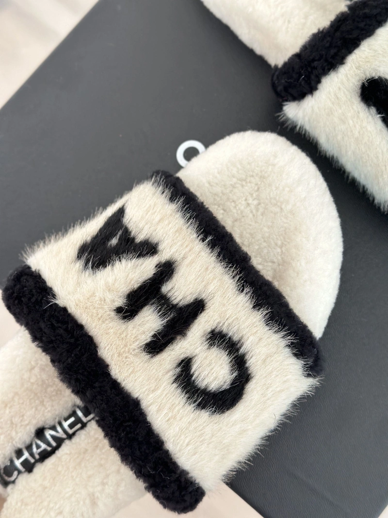 Minimalist Chxnxl Slippers 126190
