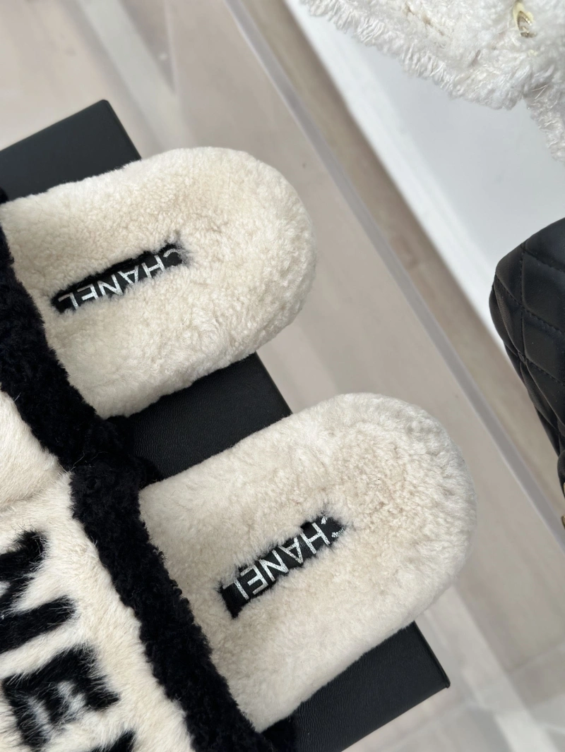 Minimalist Chxnxl Slippers 126190