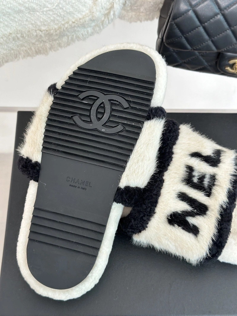 Minimalist Chxnxl Slippers 126190