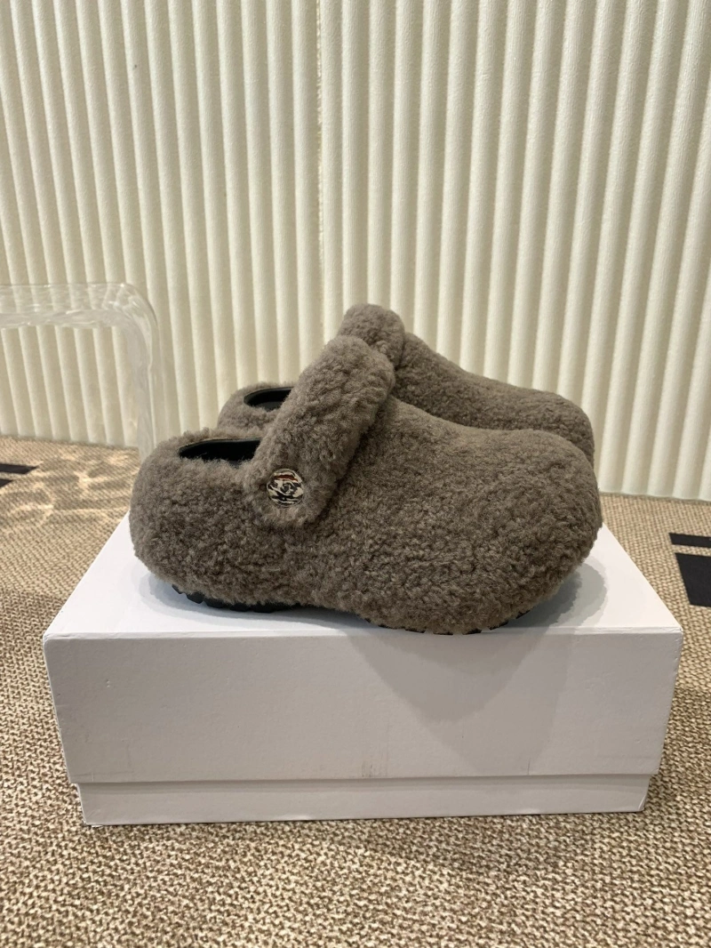 Fashionable Othxr Slippers 214934