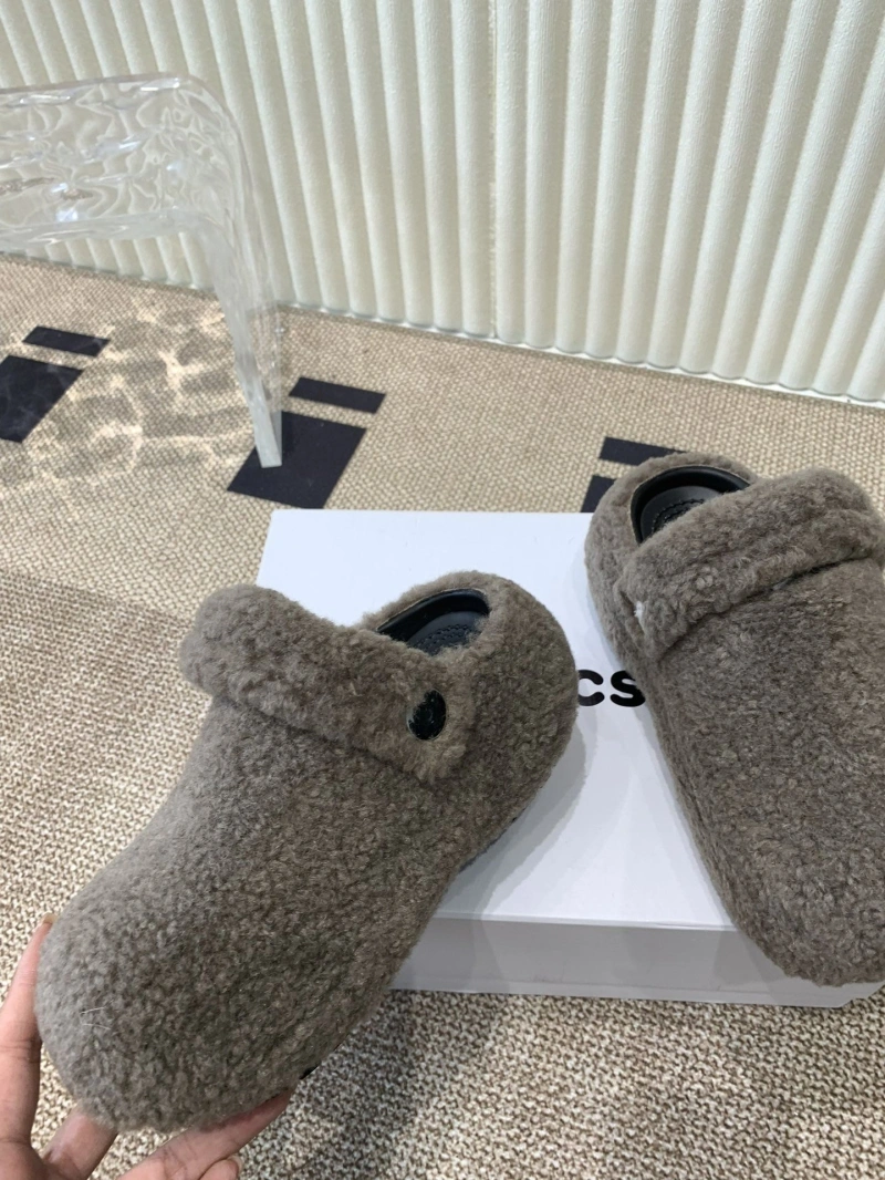 Fashionable Othxr Slippers 214934