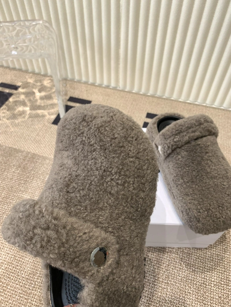 Fashionable Othxr Slippers 214934