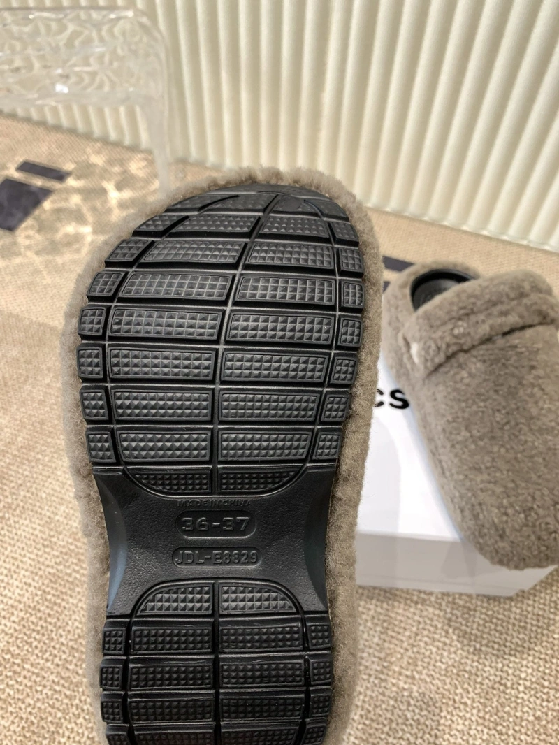 Fashionable Othxr Slippers 214934