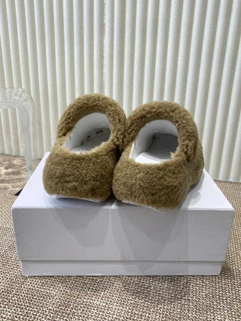 WellDesigned Othxr Slippers 214924