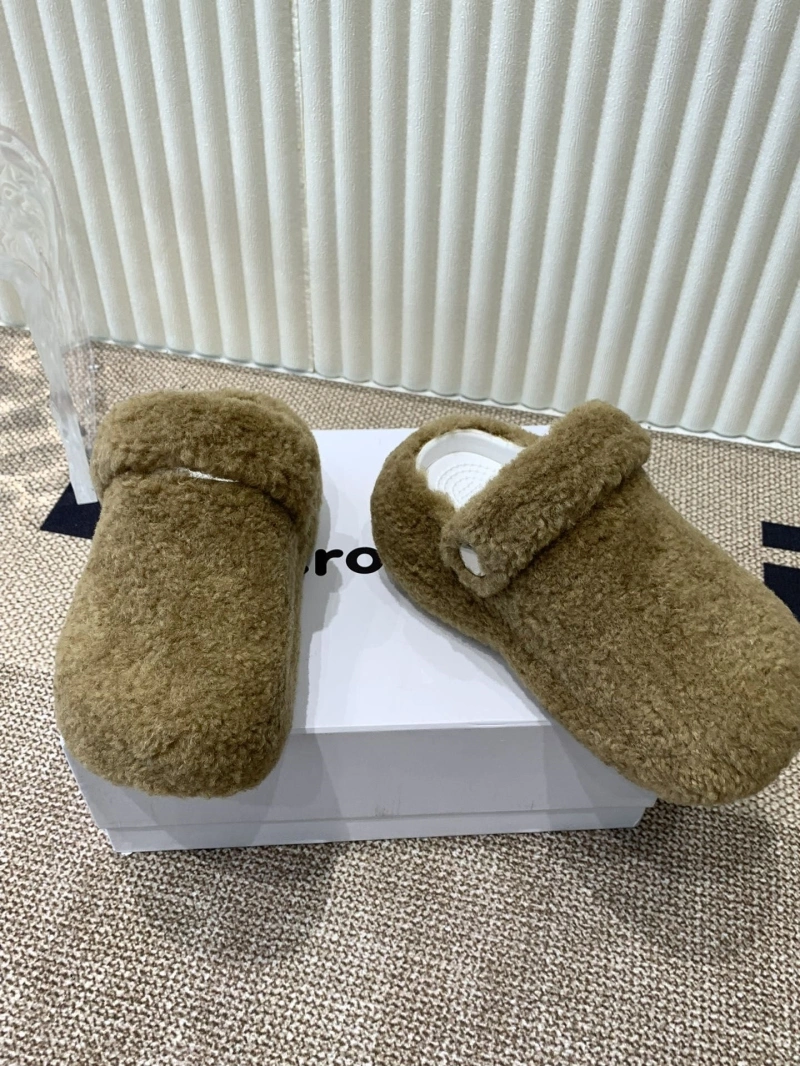 WellDesigned Othxr Slippers 214924