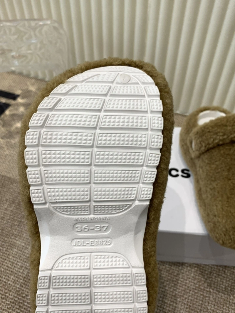 WellDesigned Othxr Slippers 214924