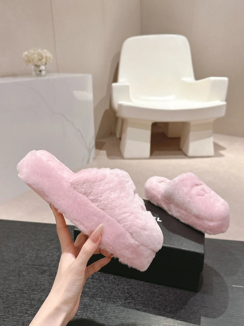 Versatile Chxnxl Slippers 126118