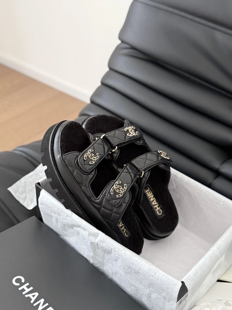 Efficient Chxnxl Slippers 126086