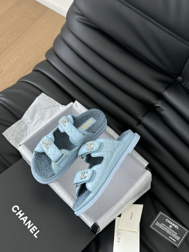 Versatile Chxnxl Slippers 126063