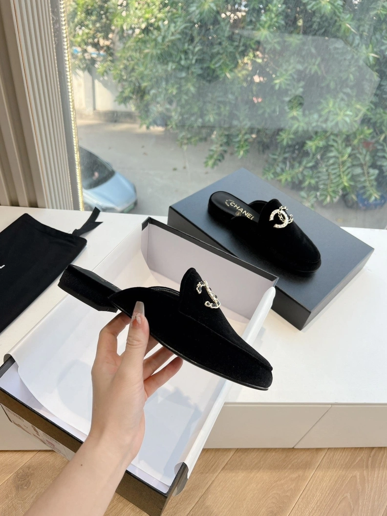 Minimalist Chxnxl Slippers 117841