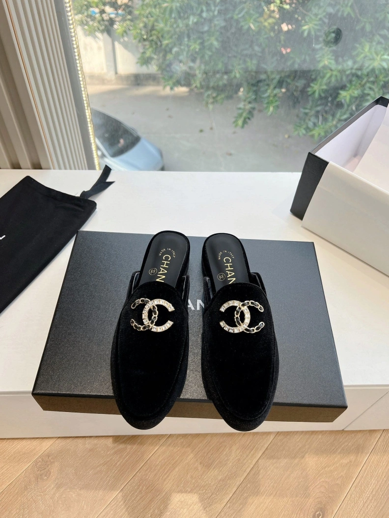 Minimalist Chxnxl Slippers 117841