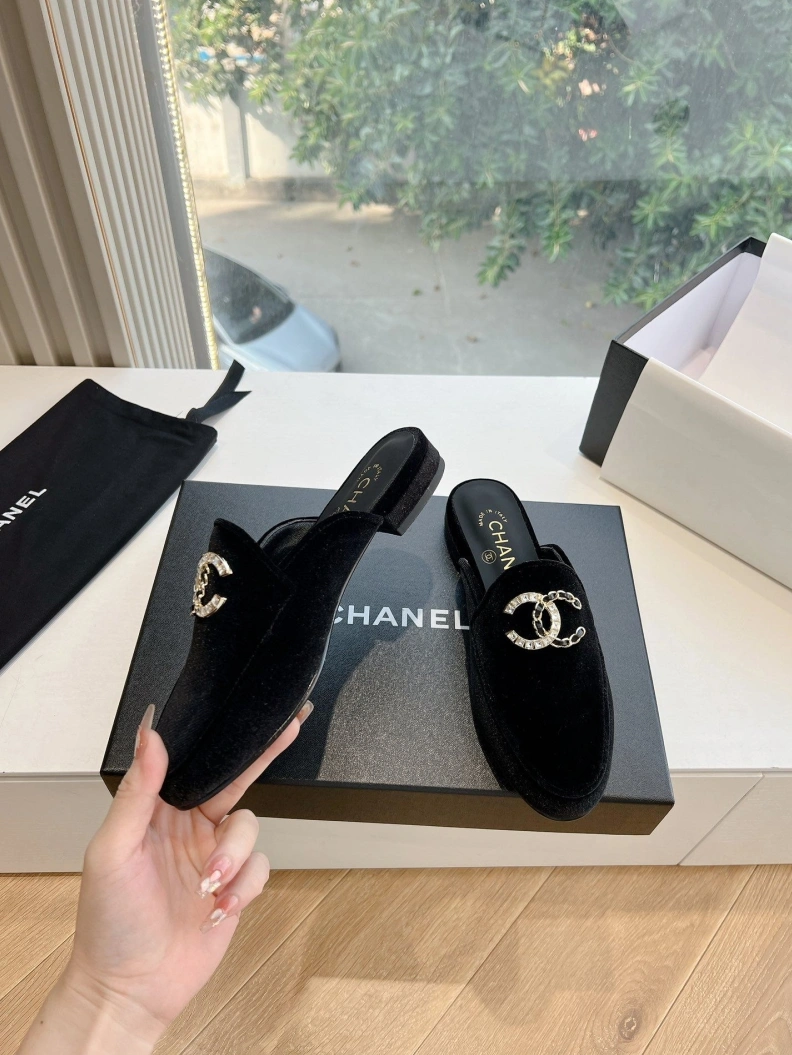 Minimalist Chxnxl Slippers 117841