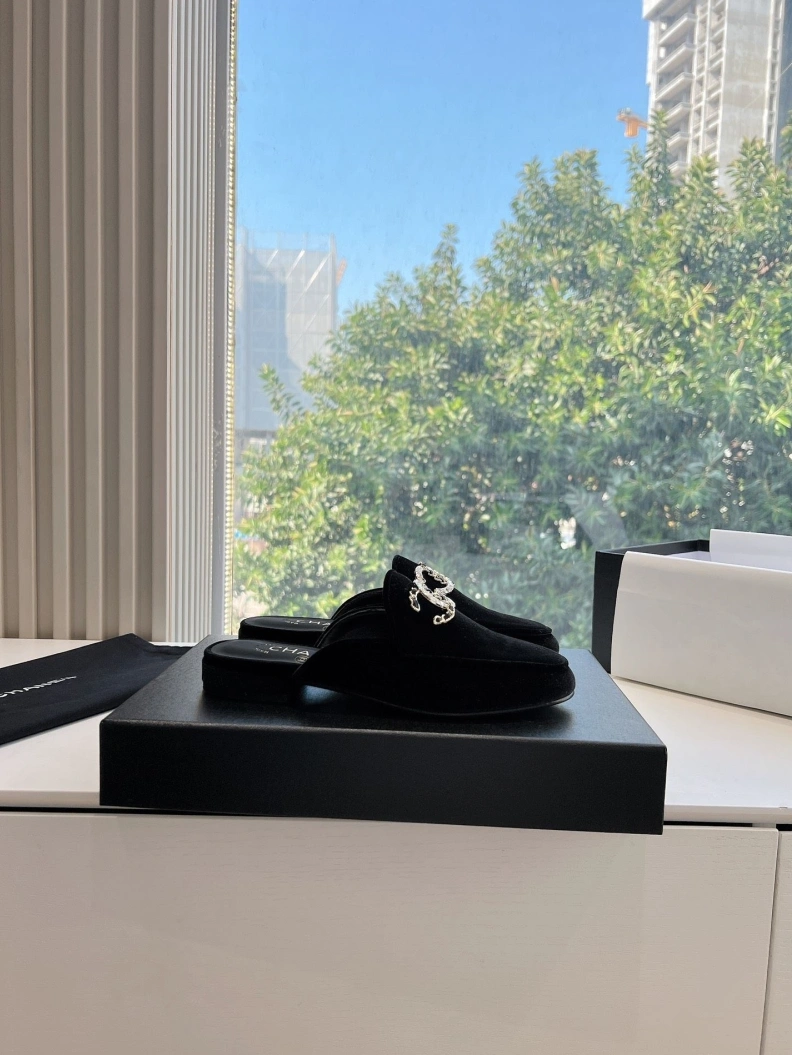 Minimalist Chxnxl Slippers 117841