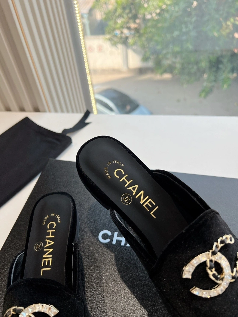 Minimalist Chxnxl Slippers 117841