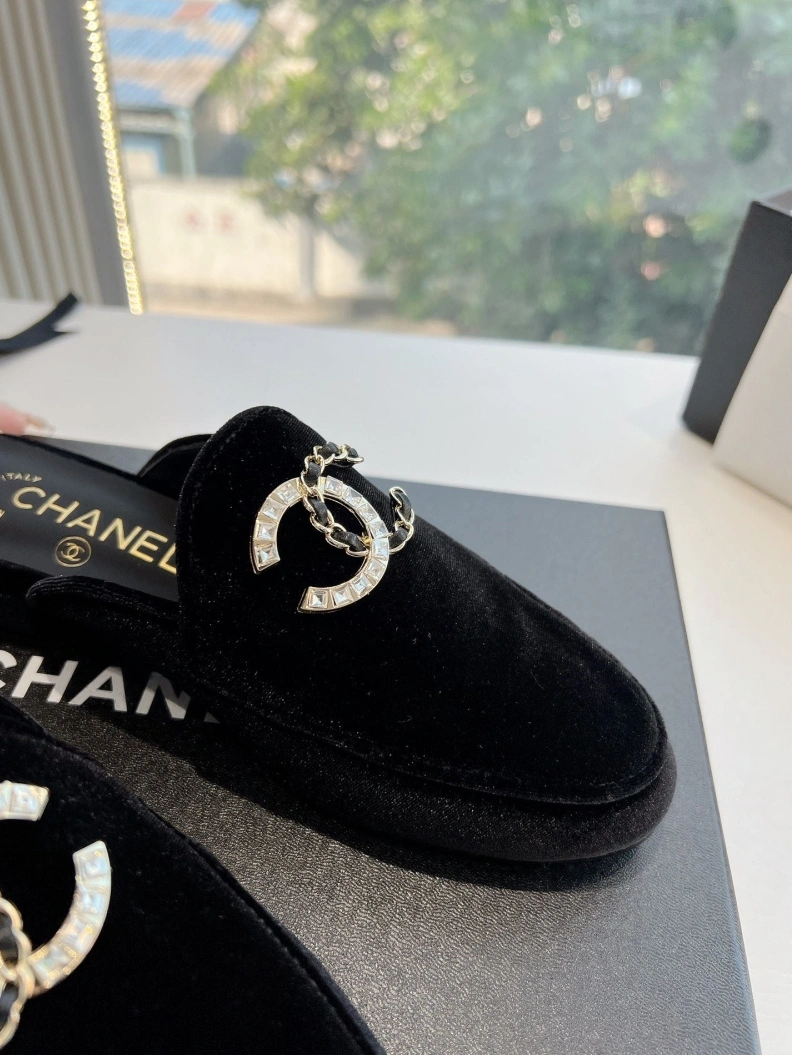 Minimalist Chxnxl Slippers 117841